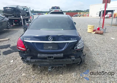 2017 Mercedes-Benz C 300 4Matic/Luxury 4Matic/Sport 4Matic z USA, uszkodzony, nr VIN 55SWF4KB1HU192250